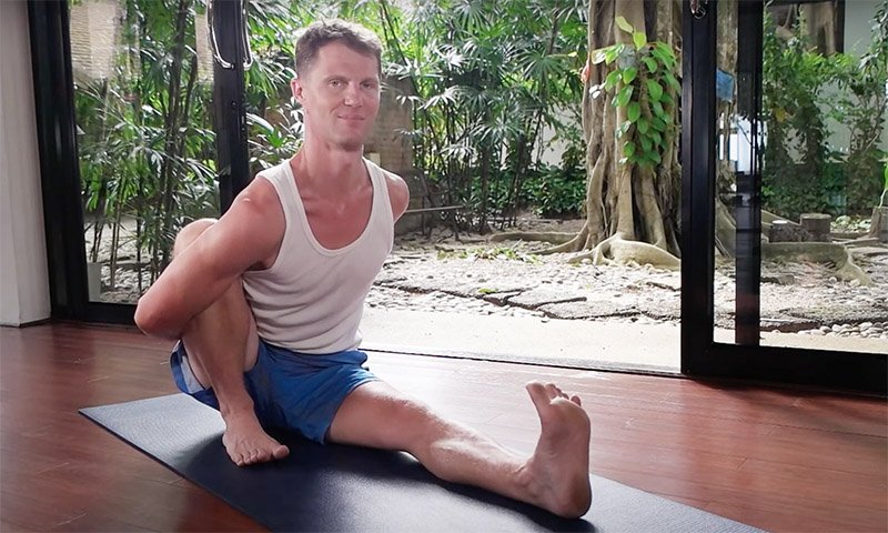 1 Minute Yoga - Chaturanga - Samahita Retreat
